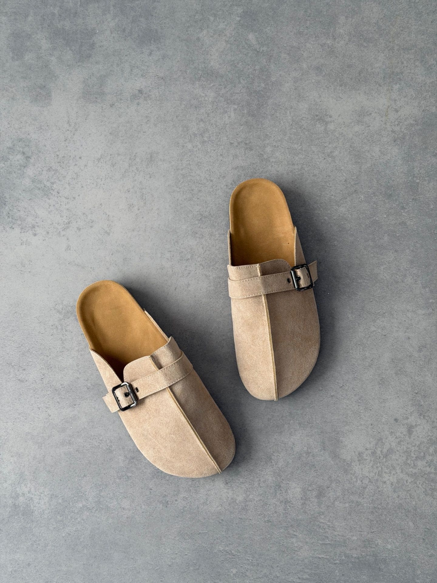 Шльопанці з декоративним ремінцем темно-бежеві