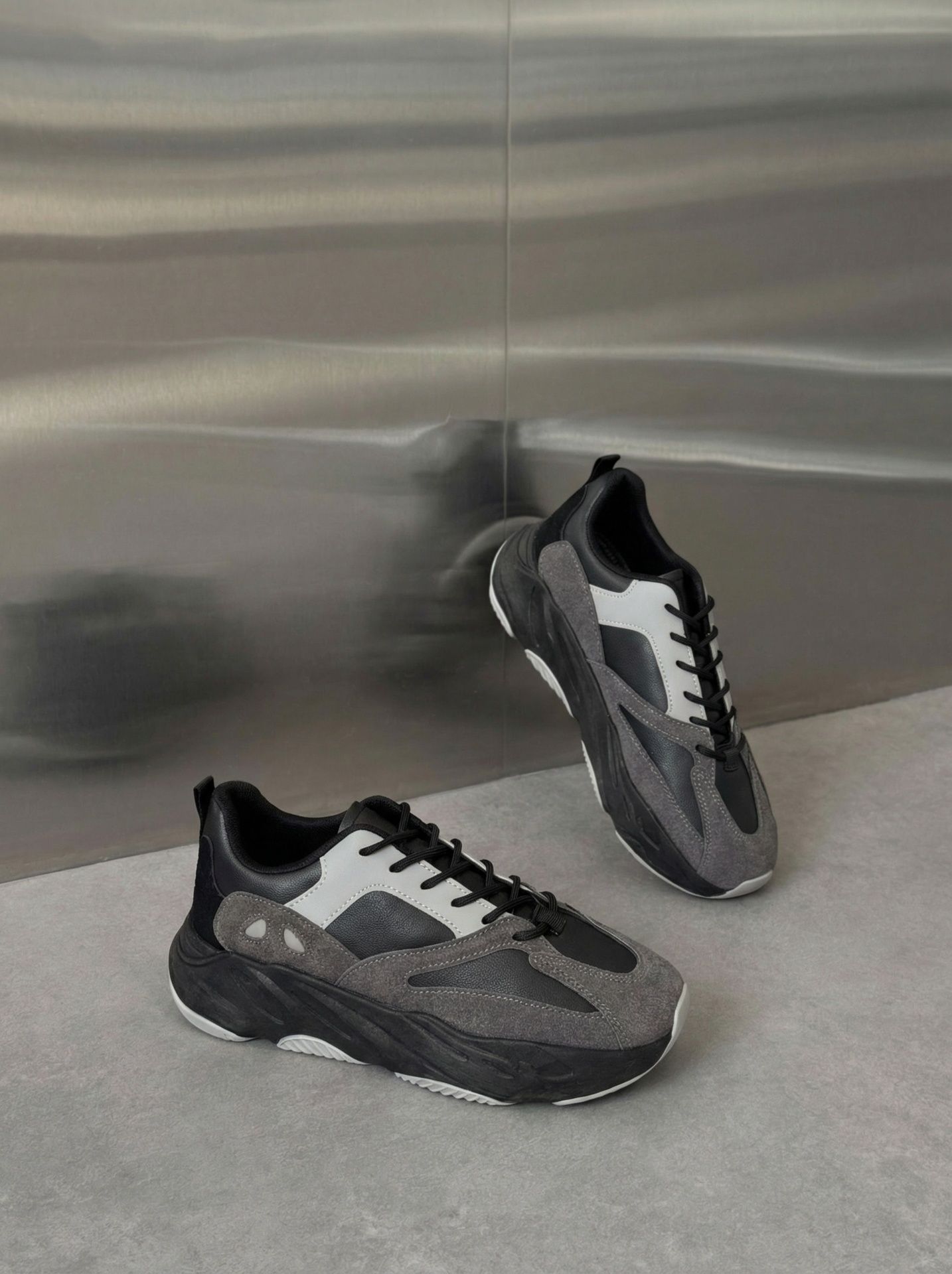 Кросівки з сірими елементами чорні