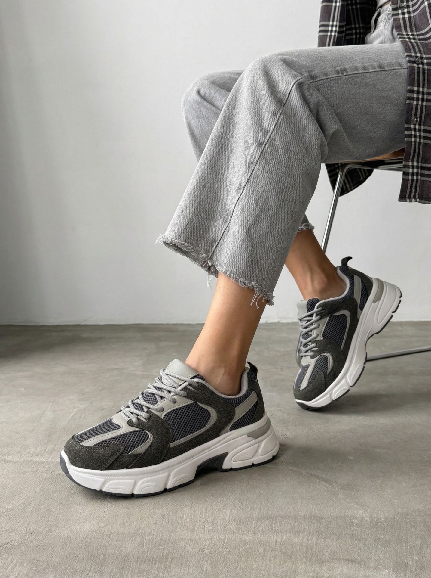 Кросівки на високій підошві сірі