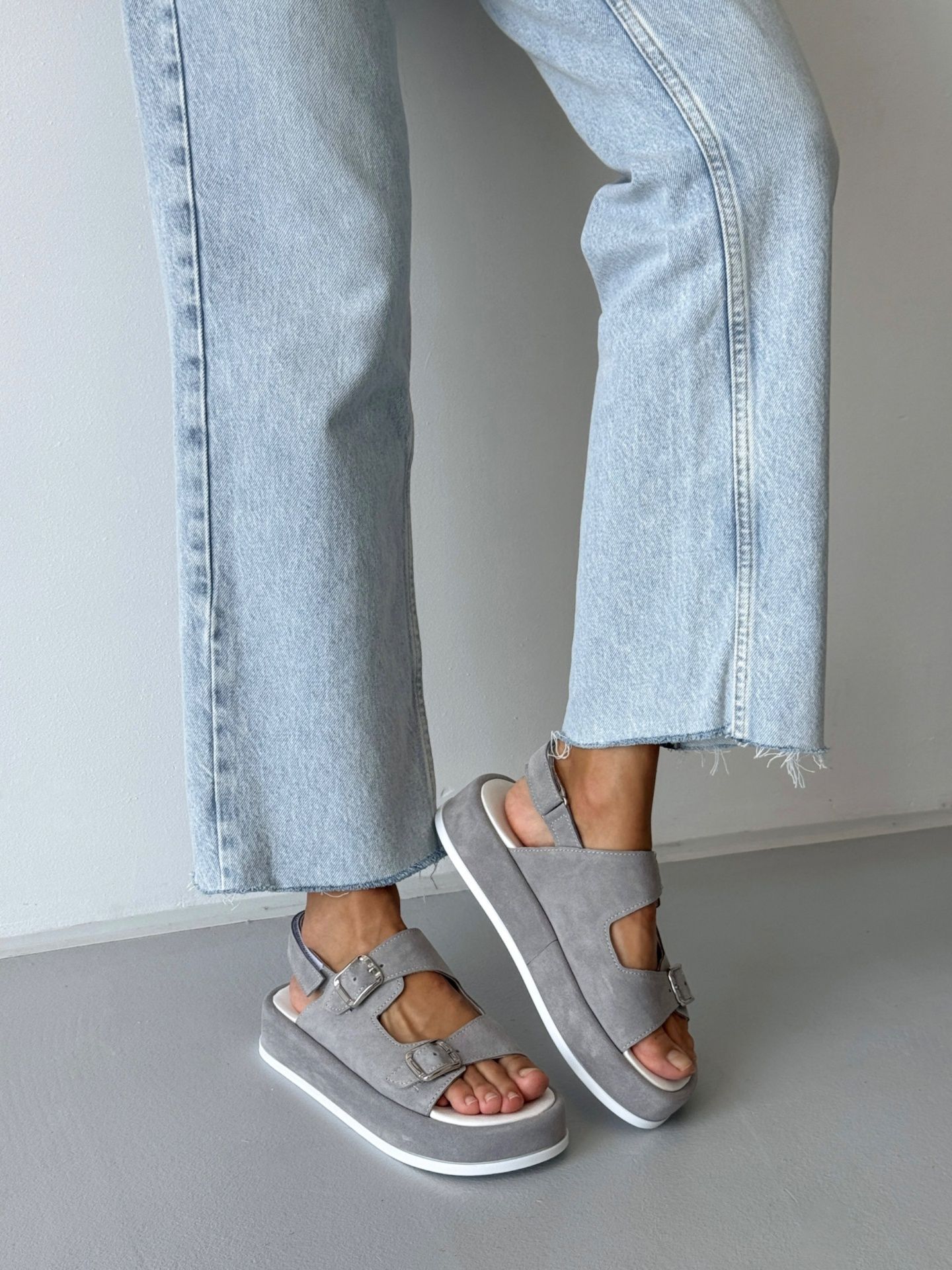 Босоніжки з металевими пряжками сірі