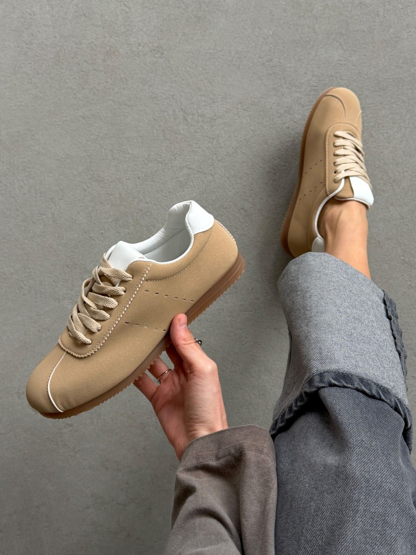 Кеди лаконічні екрю