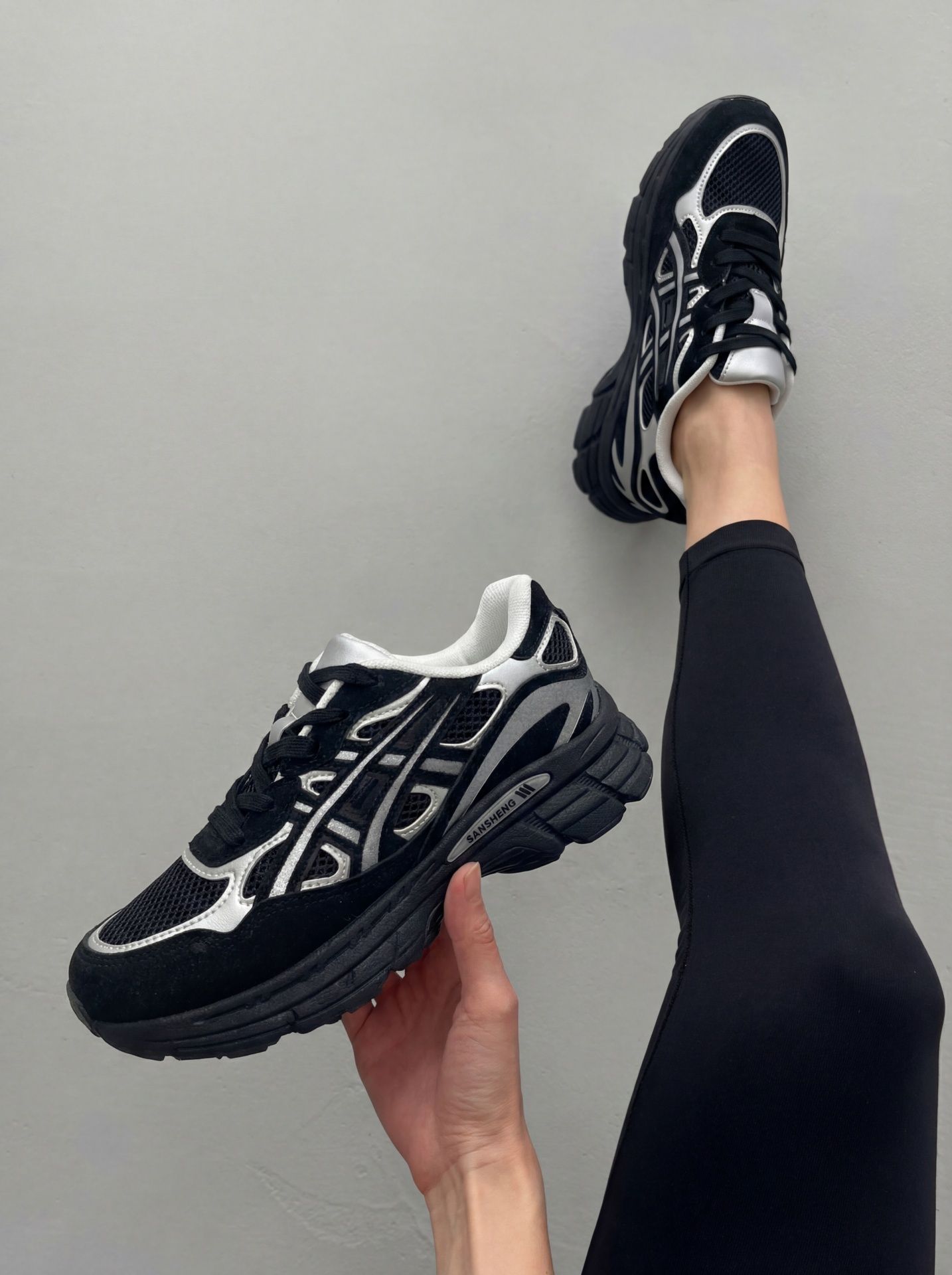 Кросівки з сітчастими вставками чорні