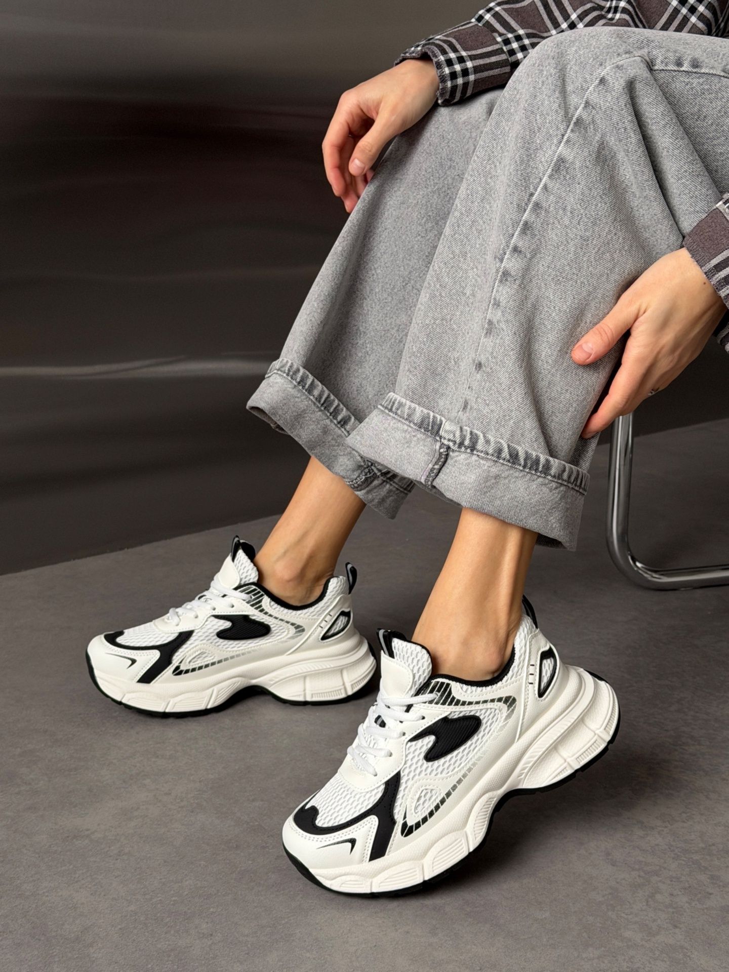 Кросівки трендові білі з чорними вставками