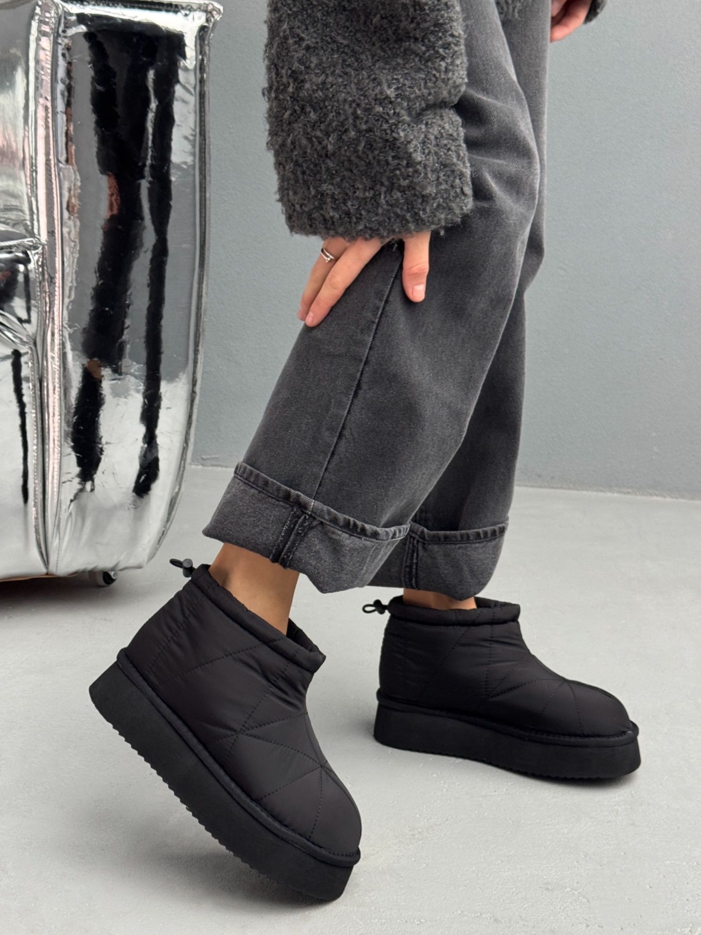 Сноубутси з геометричними швами чорні