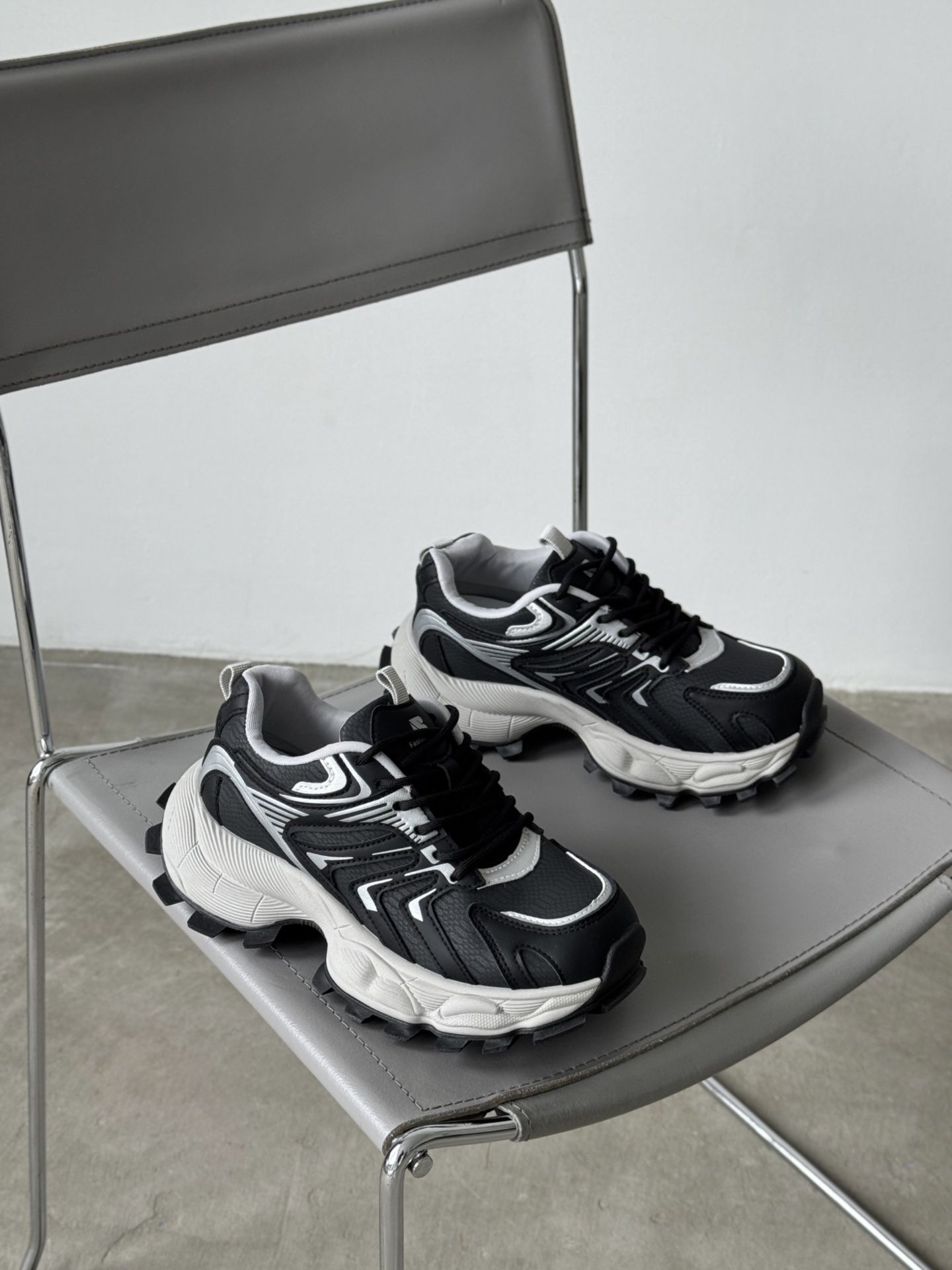 Кросівки на високій підошві чорні