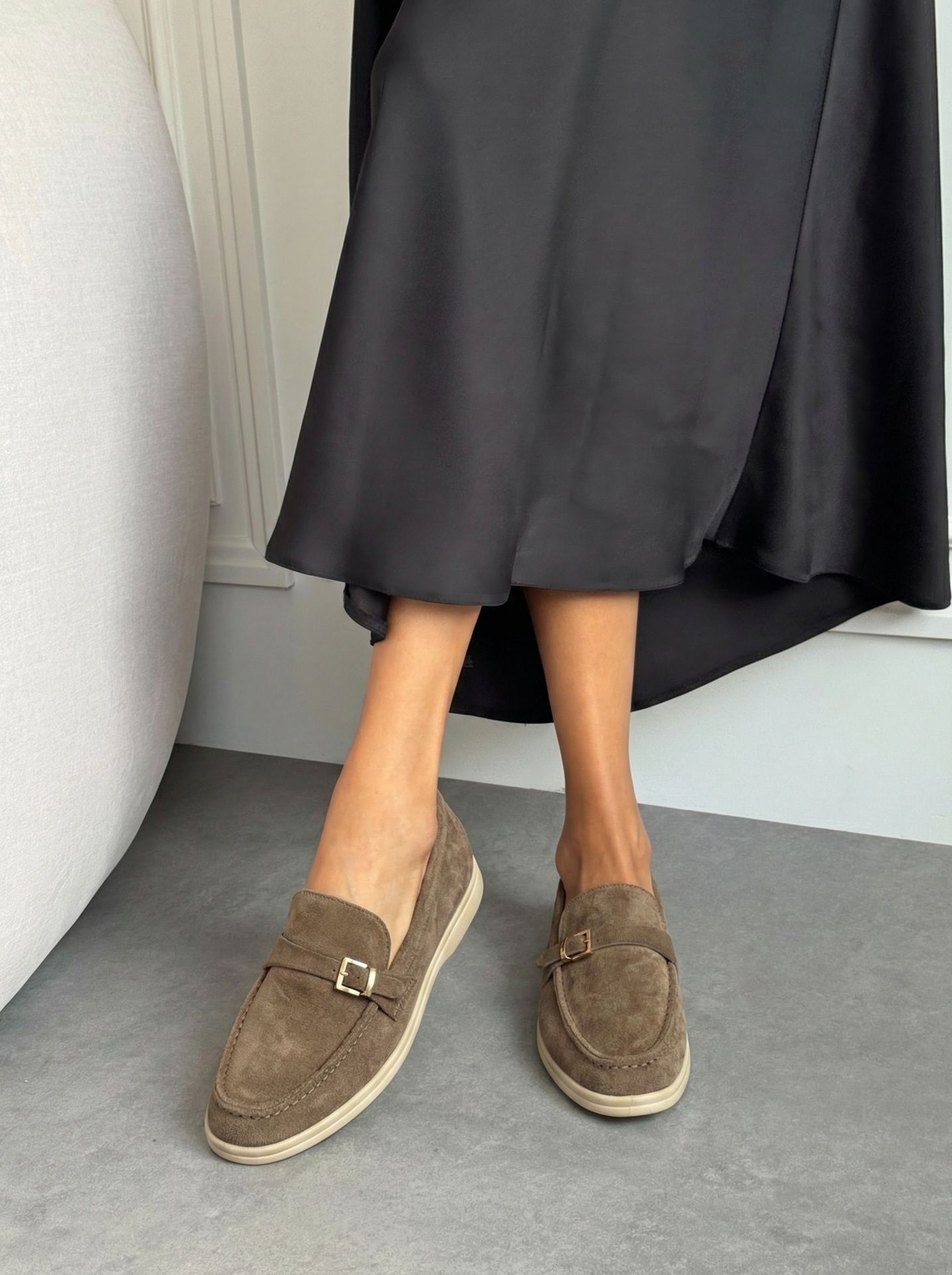 Лофери з декоративним ремінцем блідо-брунатні