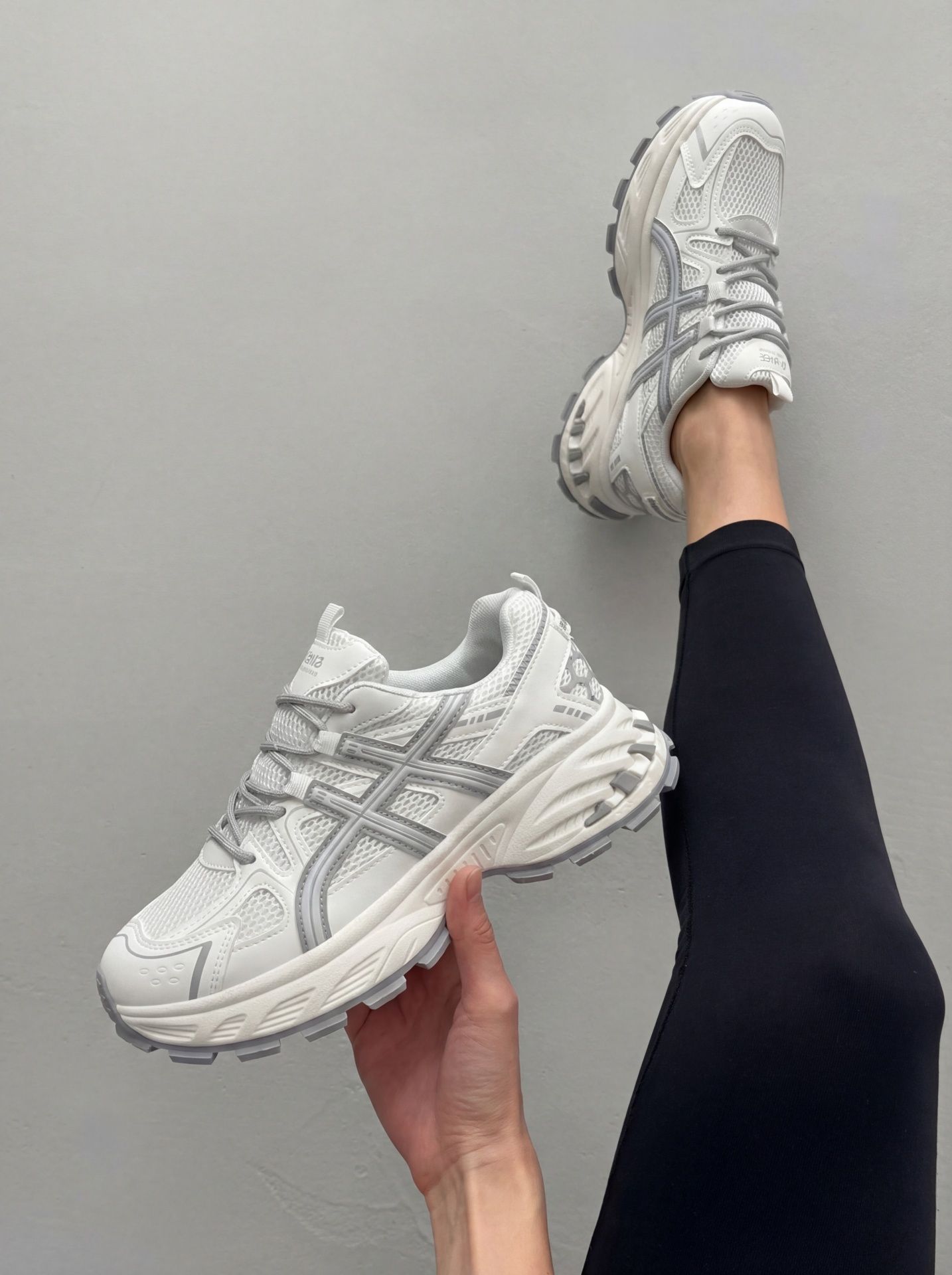 Кросівки білі з сірими елементами