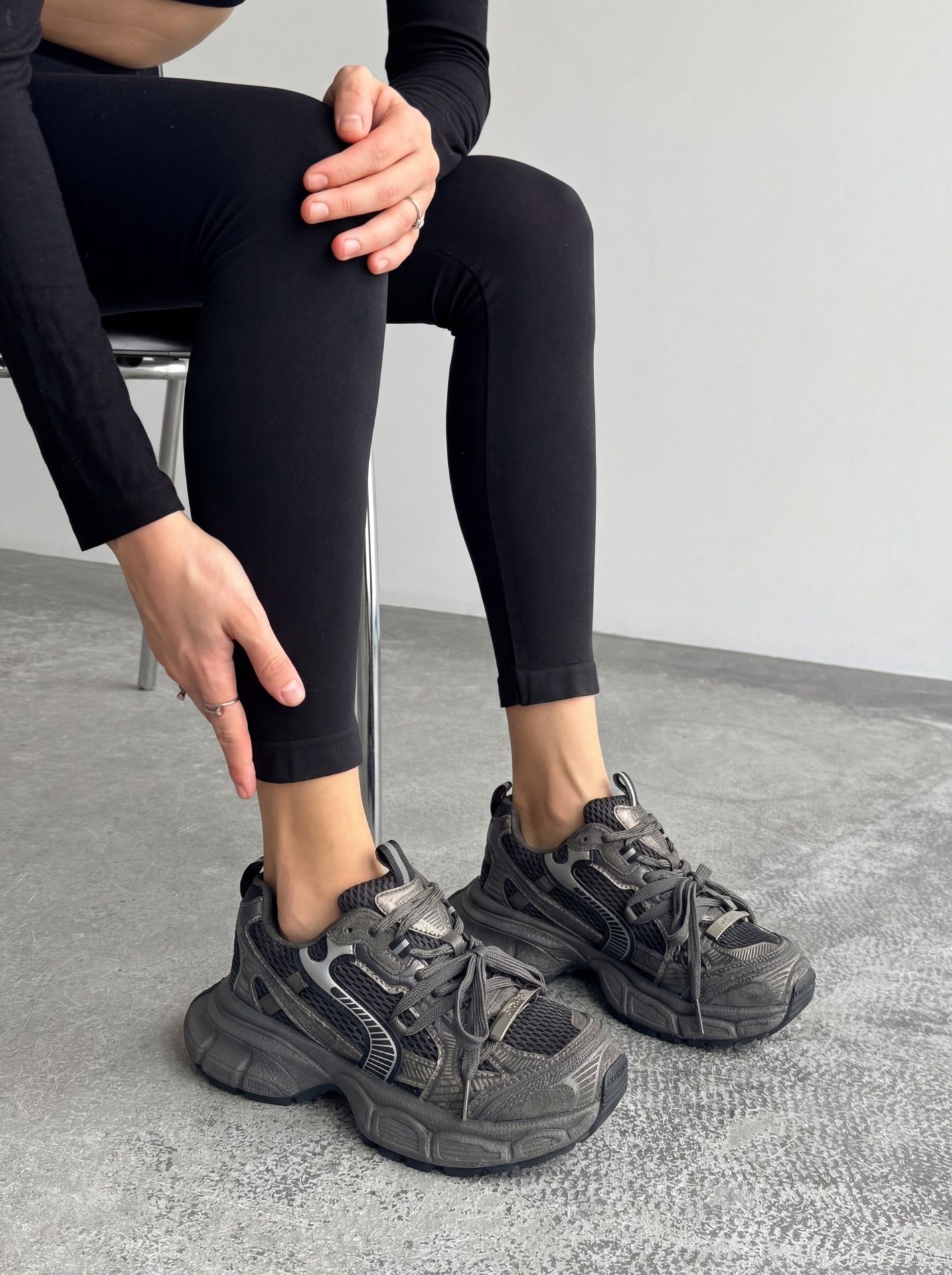 Кросівки з металевою деталлю срібні