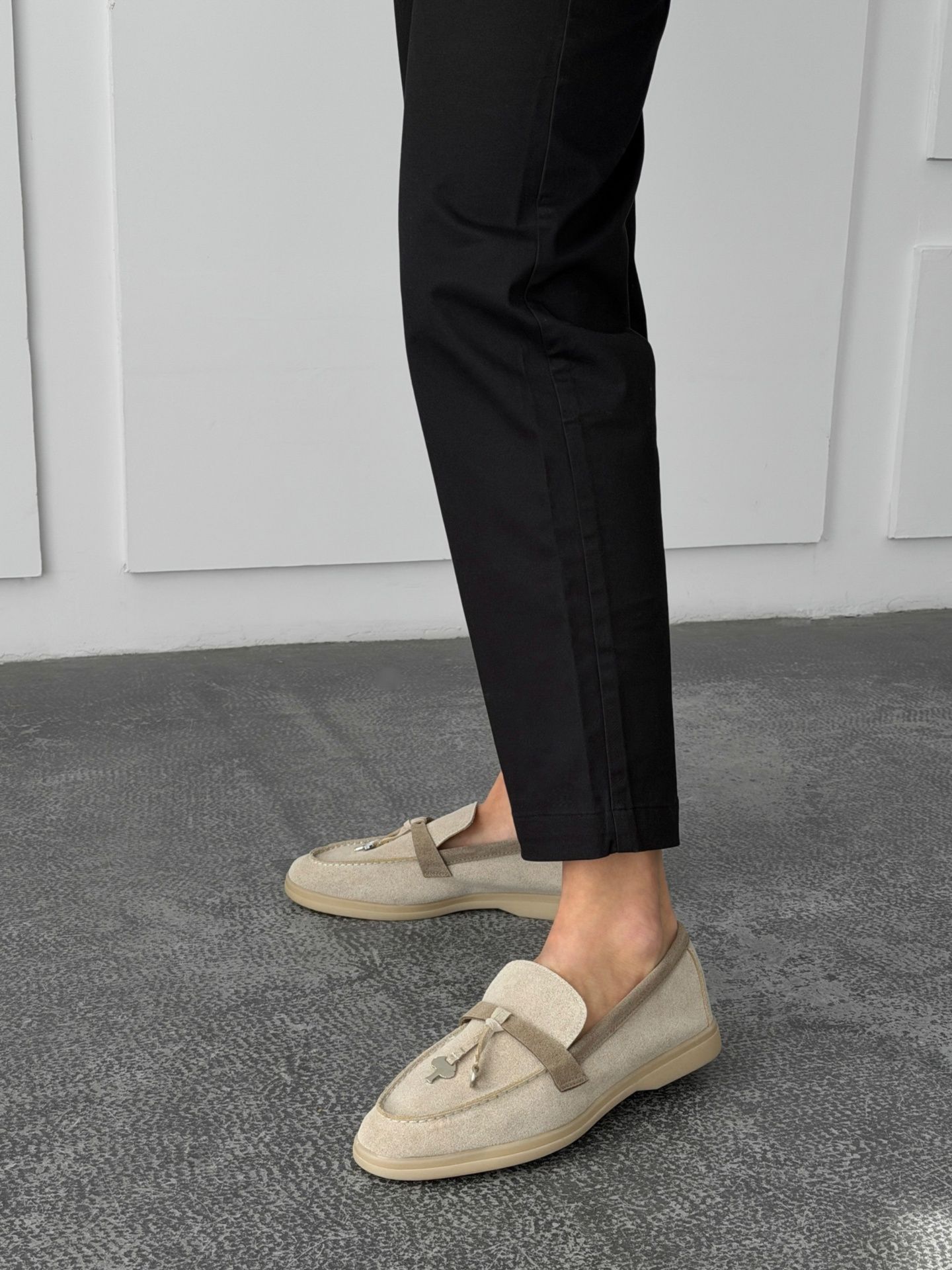 Лофери з металевими підвісками блідо-брунатні