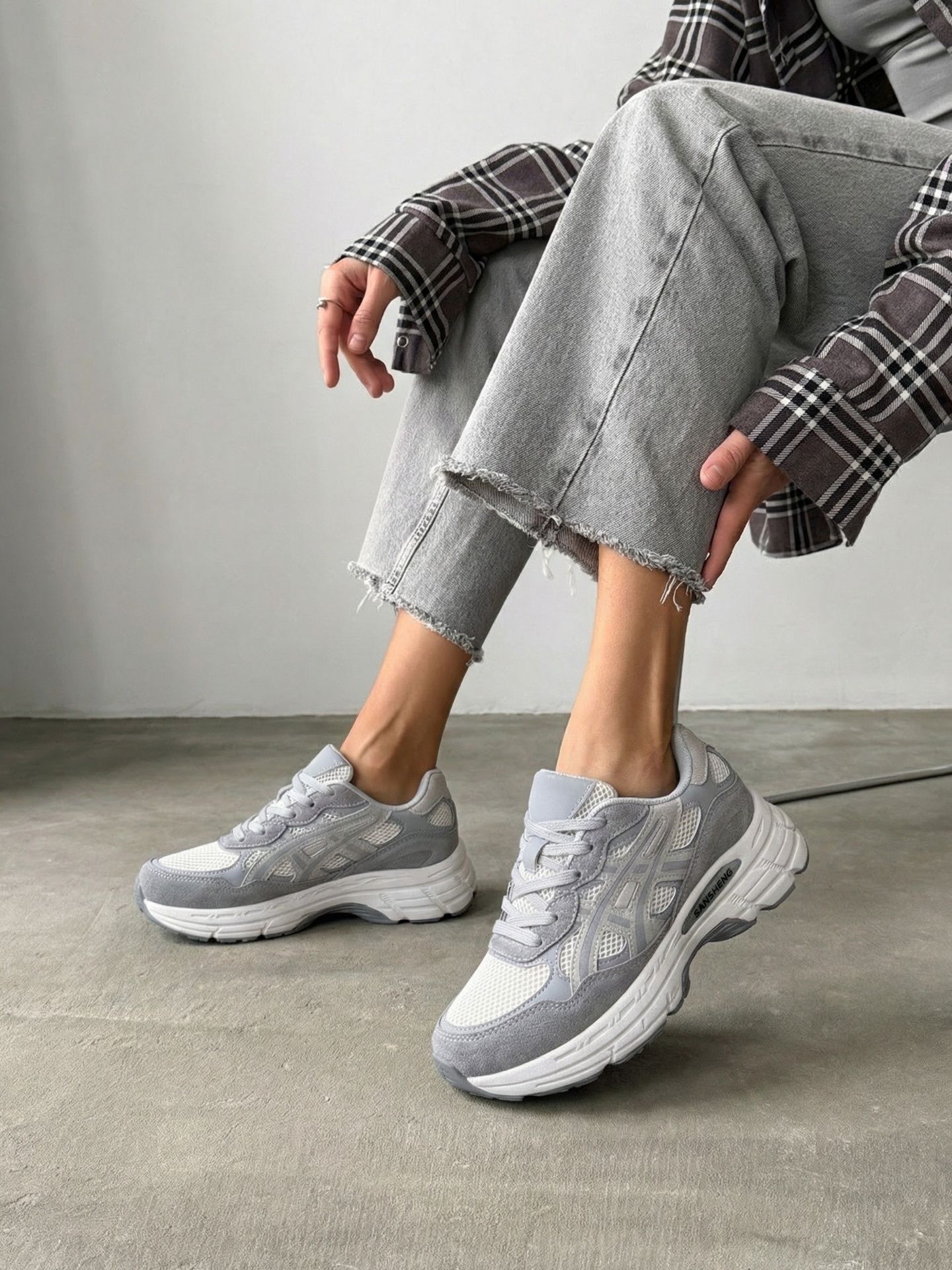 Кросівки сірі з вставками