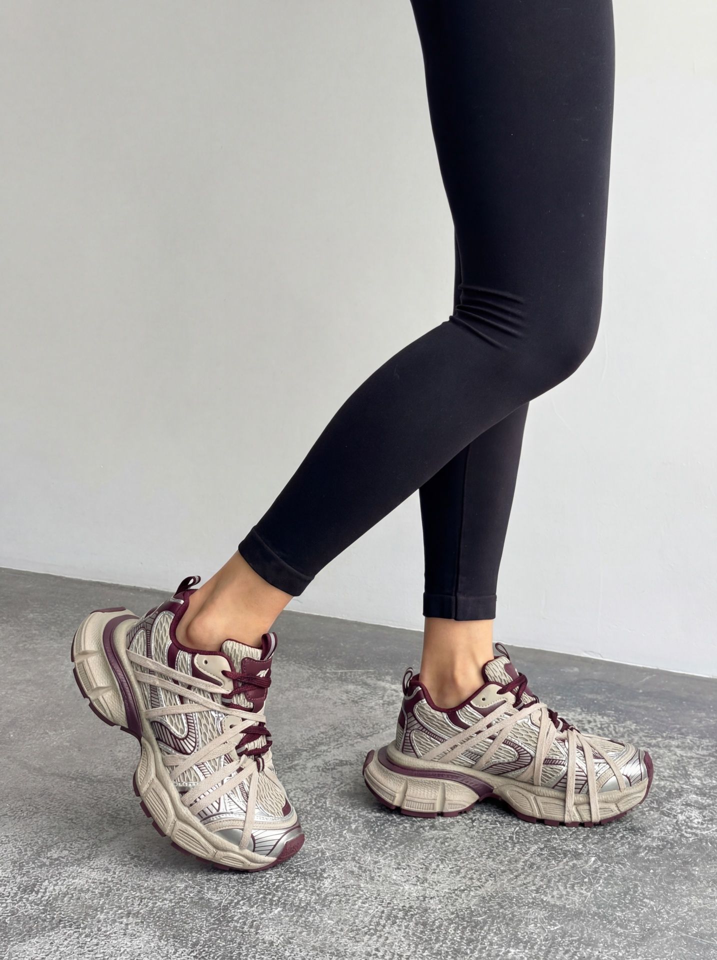 Кросівки з перехресними шнурками бежево-бордові