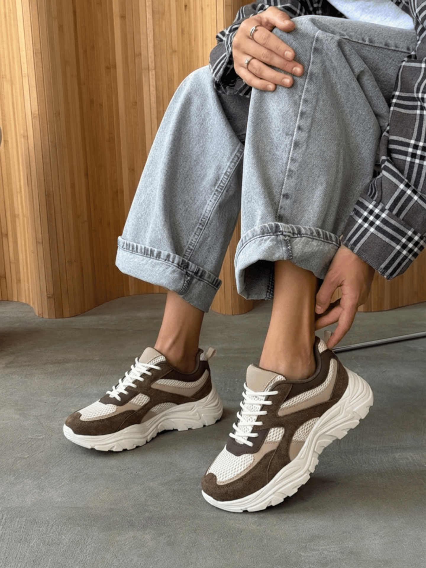 Кросівки в спортивному стилі коричневі