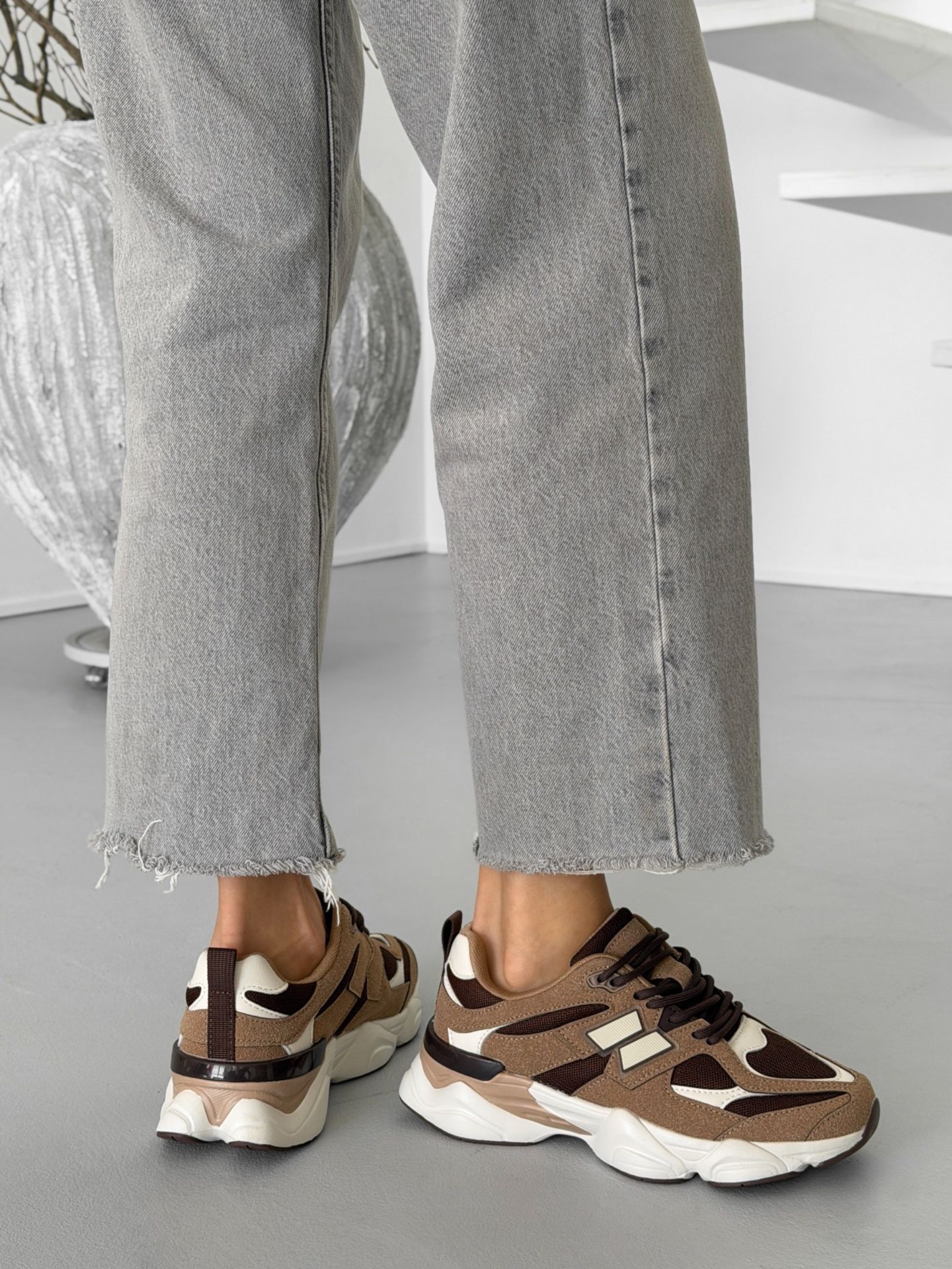 Кросівки трендові блідо-брунатні