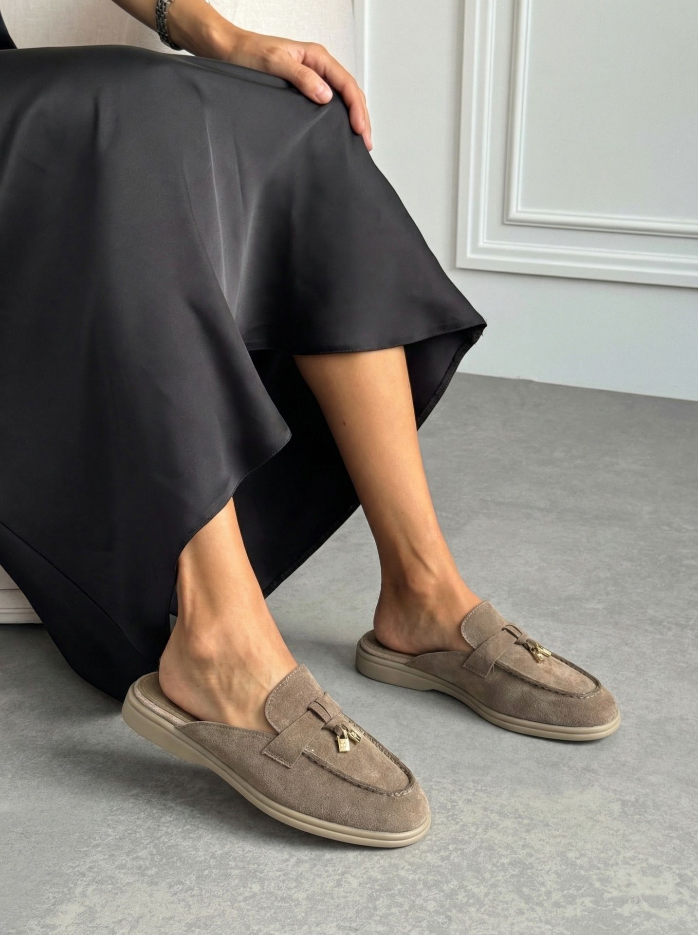 Мюлі з декоративною фурнітурою пісочні